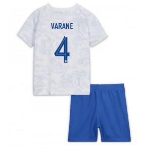 Francuska Raphael Varane #4 Gostujuci Dres za Dječji SP 2022 Kratak Rukavima (+ kratke hlače)